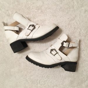 ⭐️💫 VINTAGE WHITE BOOTIES 💫⭐️